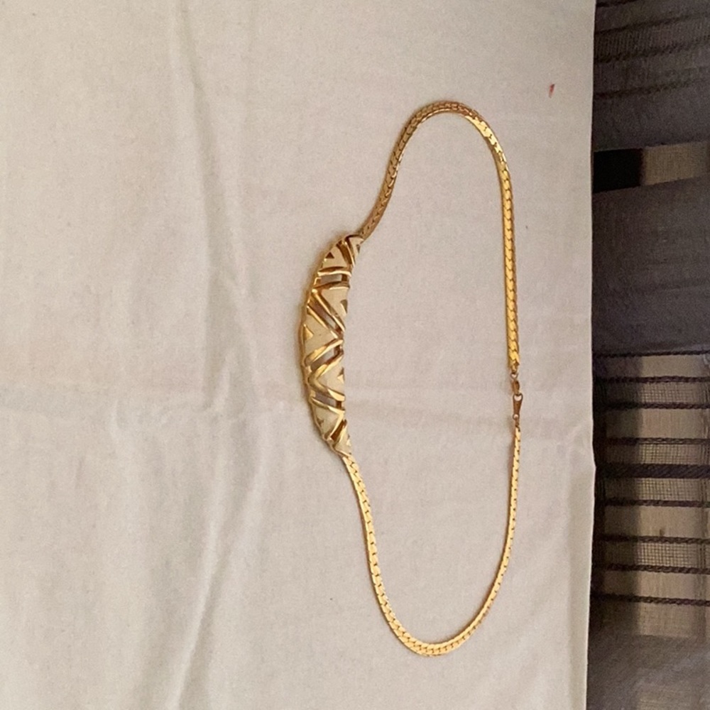Avon Chocker style Fashion Necklace.
